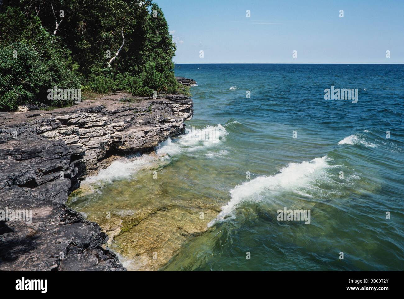Le onde del lago Michigan si infrangono lungo la costa frastagliata di Door County, Wisconsin Foto Stock