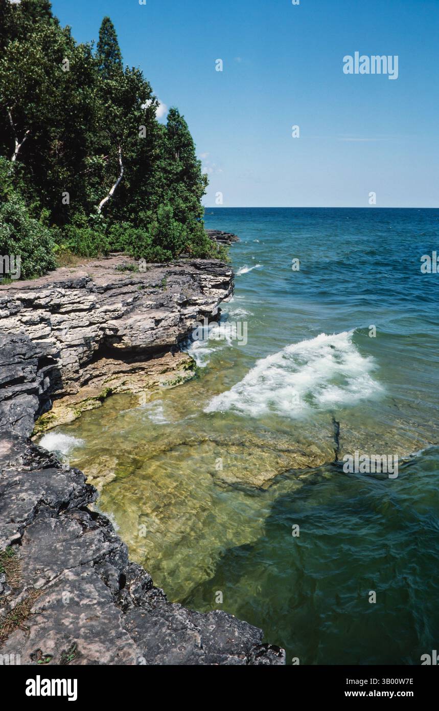 Le onde del lago Michigan si infrangono lungo la costa frastagliata di Door County, Wisconsin Foto Stock