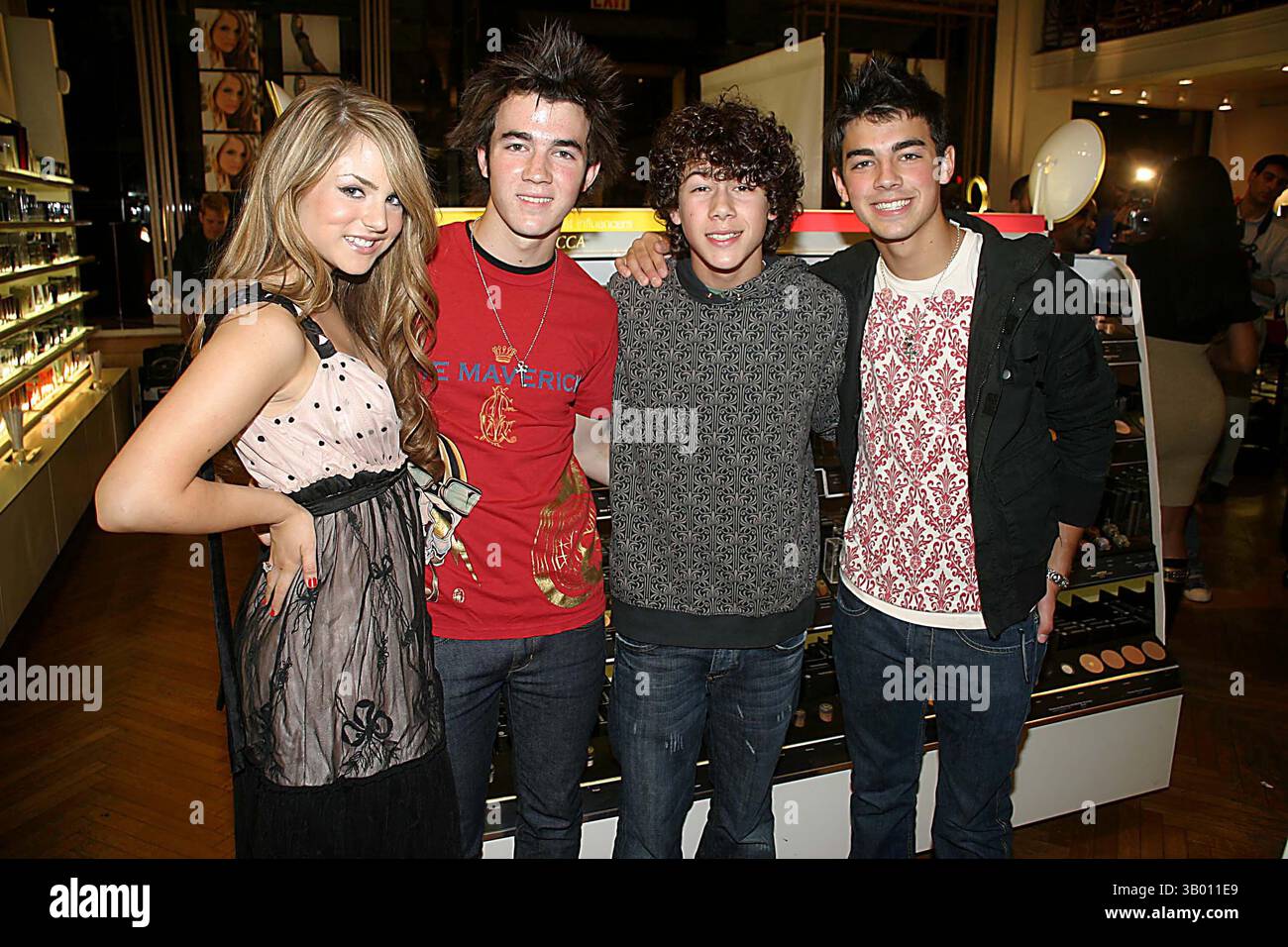 29 AGOSTO 2006 - NEW YORK, NEW YORK, STATI UNITI - I11074BT.MYA E JOJO IN STORE APPARIZIONI PER L'USCITA DEL LORO PROSSIMO ALBUM '' HIGH ROAD 2 LIBERATION '' SI È TENUTO A SEPHORA, NEW YORK NEW YORK.08-29-2006. - 2006.JOJO.KEVIN JONAS. NICK JONAS. JOE JONAS. FRATELLI JONAS (immagine di credito: © Barry Talesnick/Globe Photos/ZUMAPRESS.com) Foto Stock