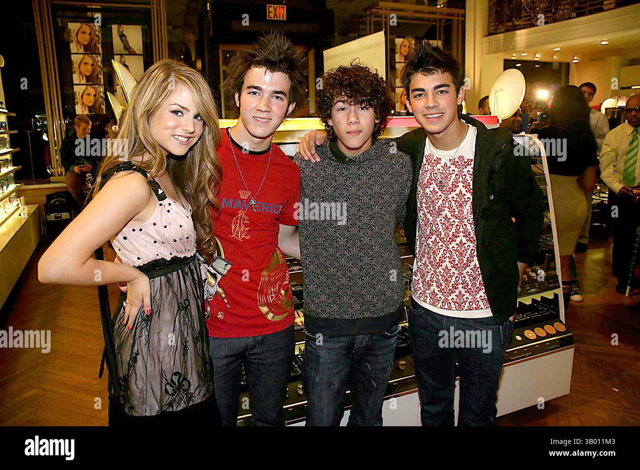 29 AGOSTO 2006 - NEW YORK, NEW YORK, STATI UNITI - I11074BT.MYA E JOJO IN STORE APPARIZIONI PER L'USCITA DEL LORO PROSSIMO ALBUM '' HIGH ROAD 2 LIBERATION '' SI È TENUTO A SEPHORA, NEW YORK NEW YORK.08-29-2006. - 2006.JOJO.KEVIN JONAS. NICK JONAS. JOE JONAS. FRATELLI JONAS (immagine di credito: © Barry Talesnick/Globe Photos/ZUMAPRESS.com) Foto Stock