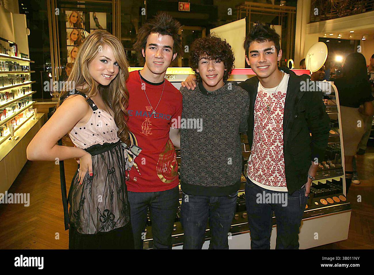 29 AGOSTO 2006 - NEW YORK, NEW YORK, STATI UNITI - I11074BT.MYA E JOJO IN STORE APPARIZIONI PER L'USCITA DEL LORO PROSSIMO ALBUM '' HIGH ROAD 2 LIBERATION '' SI È TENUTO A SEPHORA, NEW YORK NEW YORK.08-29-2006. - 2006.JOJO.KEVIN JONAS. NICK JONAS. JOE JONAS. FRATELLI JONAS (immagine di credito: © Barry Talesnick/Globe Photos/ZUMAPRESS.com) Foto Stock