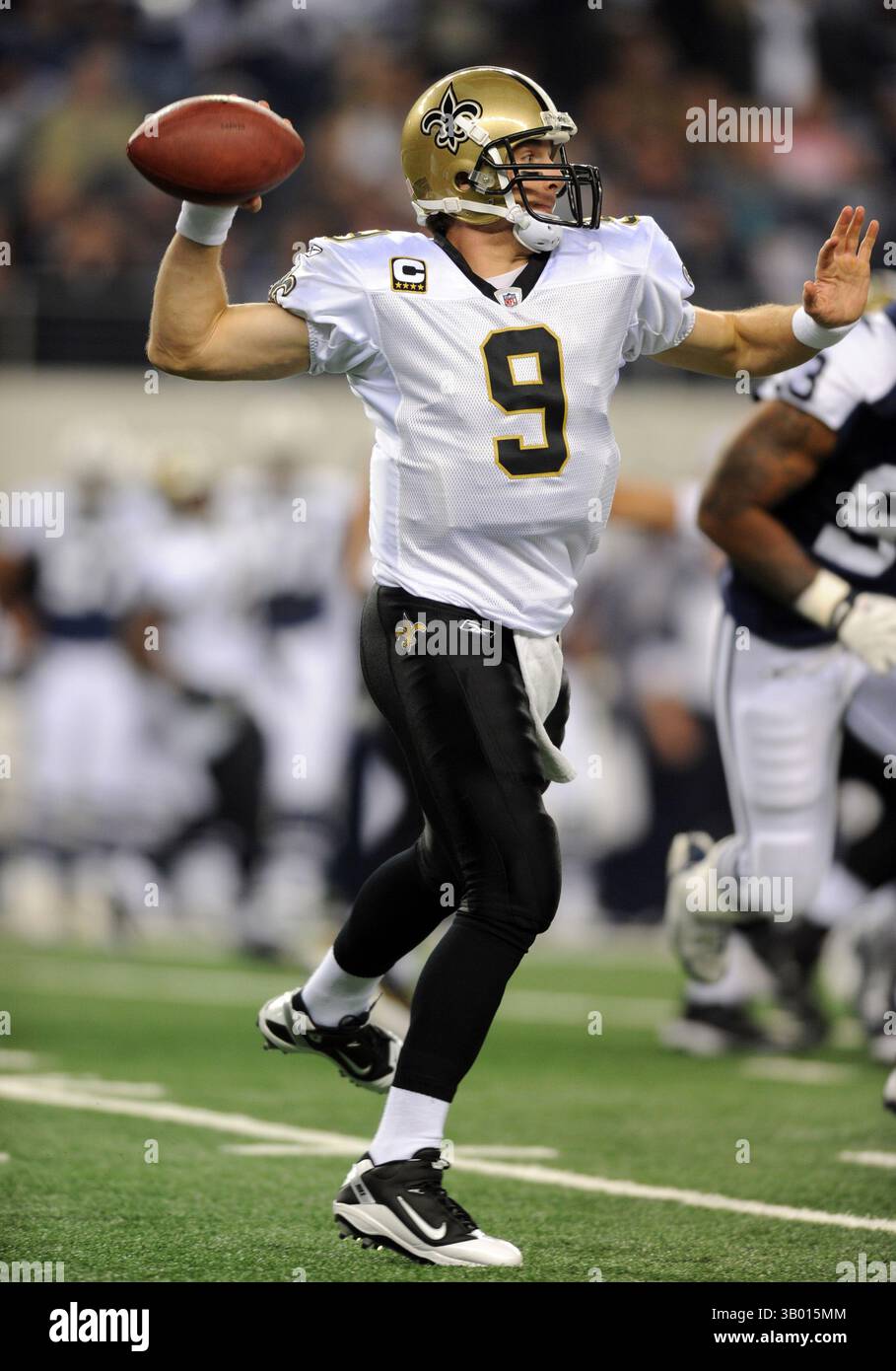 25 novembre 2010: Il quarterback dei Saints Drew Brees n. 9 passa durante una partita di football NFL del giorno del Ringraziamento tra Dallas Cowboys e New Orleans Saints al Cowboys Stadium di Arlington, Texas New Orleans sconfisse Dallas 30-27(Credit Image: © Albert pena/Cal Sport Media/ZUMAPRESS.com) Foto Stock