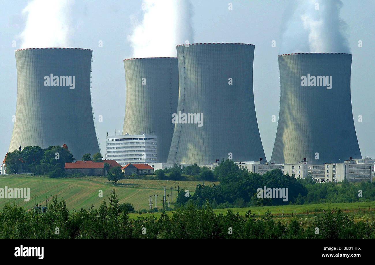 27 novembre 2010 - TEMELIN. REPÃšBLICA CHECA - ContaminaciÃ³n como la que produce estÃ Central Nuclear en la RepÃºblica Checa es la que se busca evitar con el experimento de enterrar el CO2...APA71.TEMELIN (REPÃšBLICA CHECA).7/3/2007.- FotografÃ­a de archivo del 22 de julio de 2006 que muestra la Central Nuclear de Temelin, RepÃºblica Checa. EN la Central Nuclear ''TemelÃ­n'', parte Sur de la RepÃºblica Checa, se produjo hoy miÃ©rcoles 7 de marzo de 2007 un escape de agua radiactiva. El agua escapÃ³ en el momento en que se verificaba la hermeticidad del sistema en un reservorio especial, por ello Foto Stock