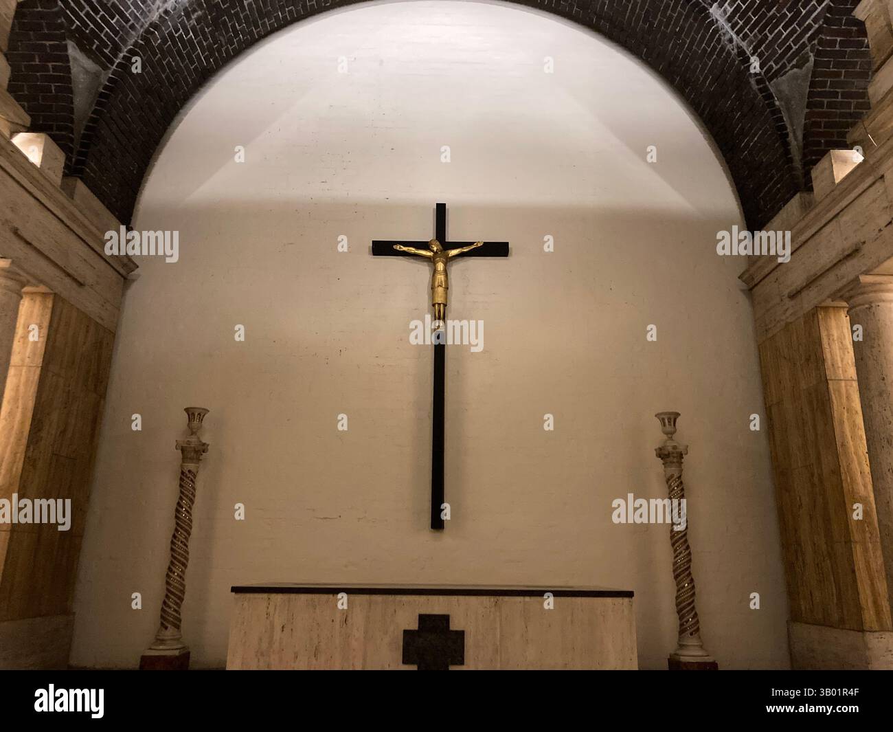 Gesù su una croce in un arco. Cattedrale metropolitana di Liverpool. Lutyens Crypt qui sotto. Foto Stock