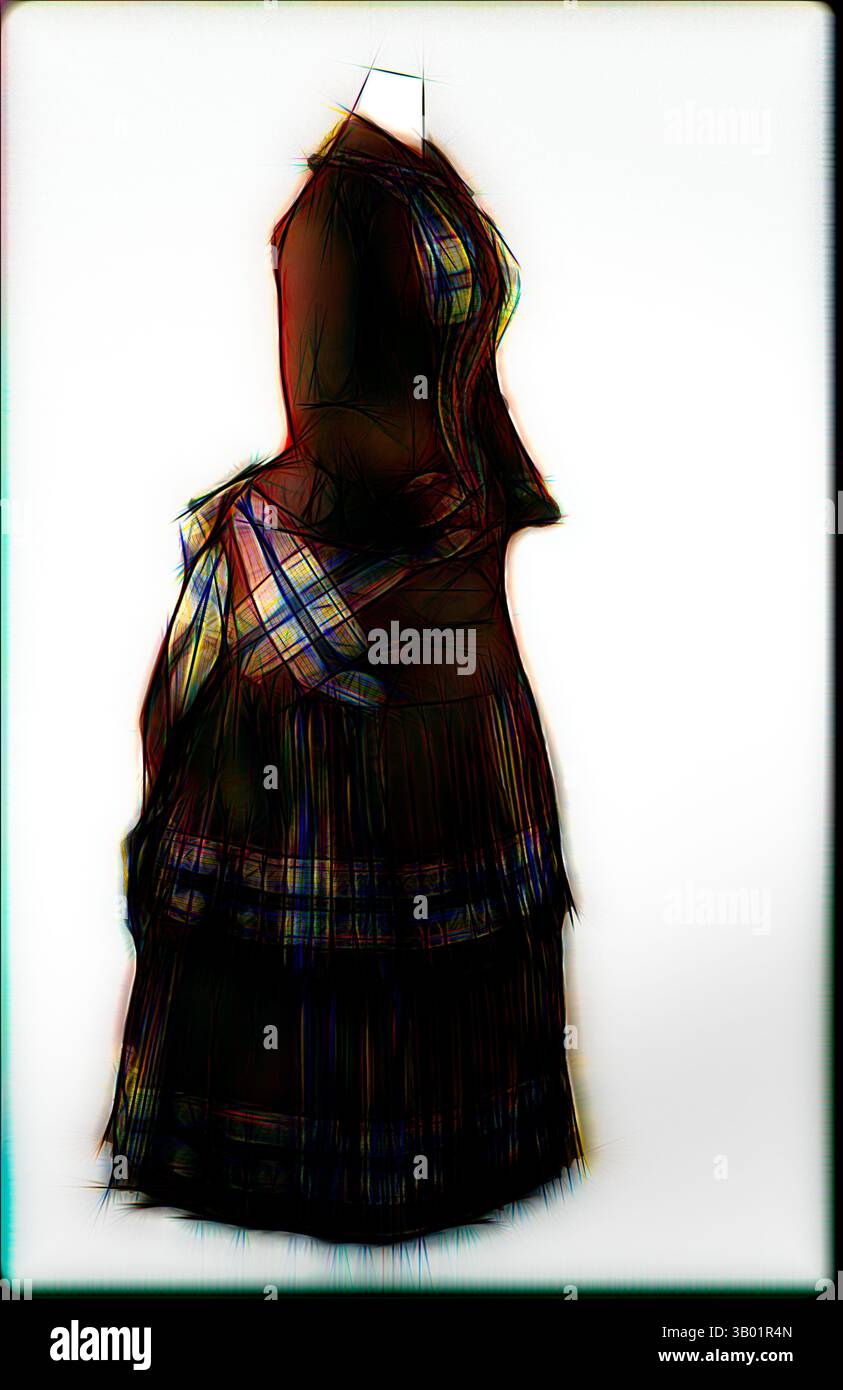 Abito tradizionale con fantasie e texture intricate, elegantemente drappeggiato per mostrare la sua maestria artigianale e il suo significato culturale. Arte classica con un tocco moderno reinventata da Artotop Foto Stock