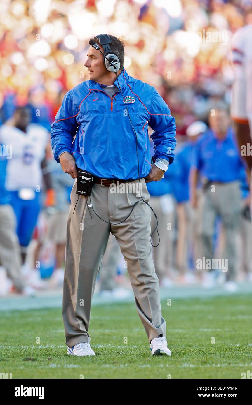 27 novembre 2010: Allenatore dei Florida Gators Urban Meyer durante il primo tempo tra l'ACC Conference Florida State Seminoles e la SEC Conference University of Florida Gators al Doak Campbell Stadium di Tallahassee, Florida. (Immagine di credito: © Gray Quetti/Cal Sport Media/ZUMAPRESS.com) Foto Stock