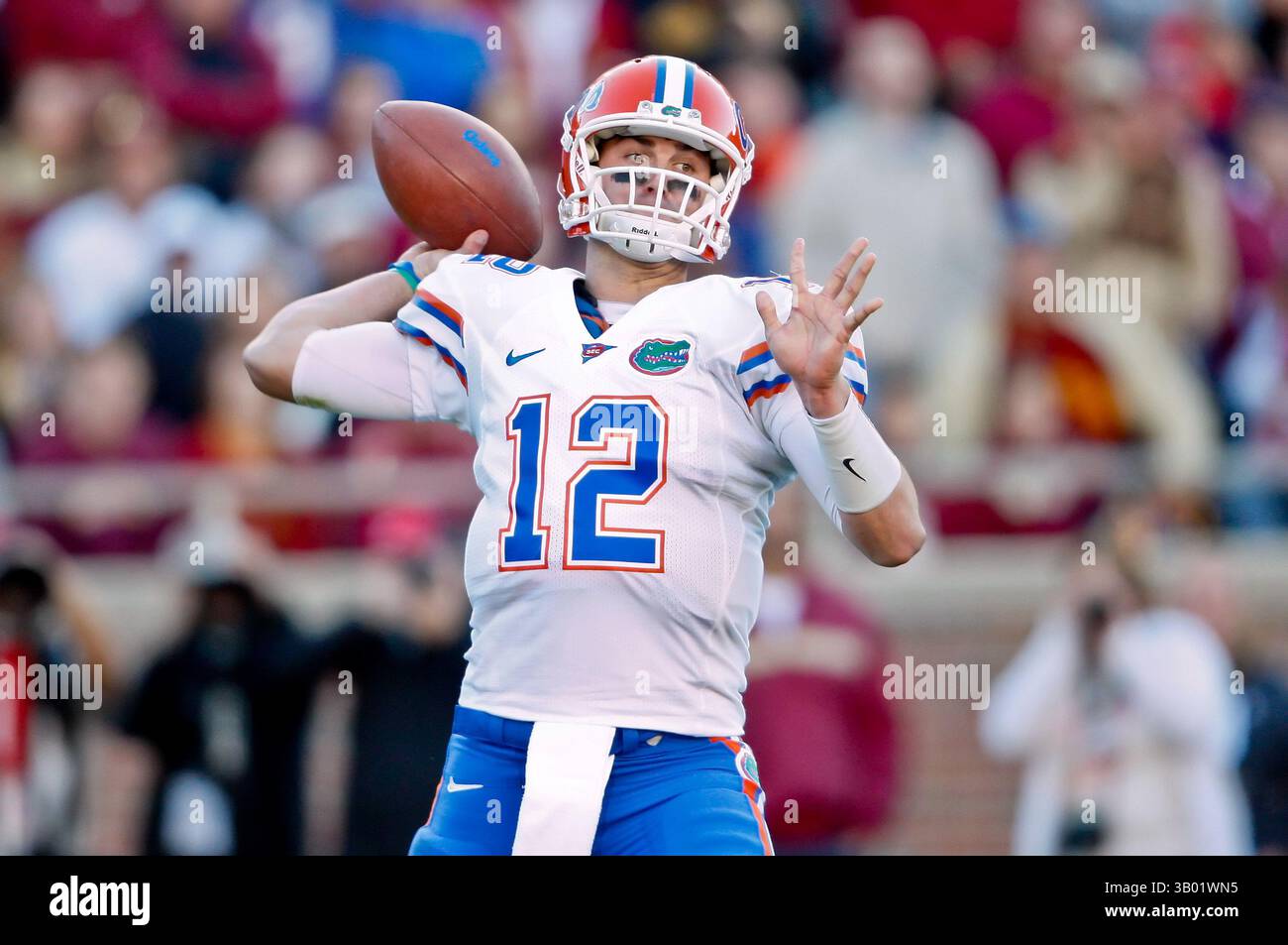 27 novembre 2010: Il quarterback dei Florida Gators John Brantley (12) passa durante il primo tempo tra l'ACC Conference Florida State Seminoles e la SEC Conference University of Florida Gators al Doak Campbell Stadium di Tallahassee, Florida. (Immagine di credito: © Gray Quetti/Cal Sport Media/ZUMAPRESS.com) Foto Stock