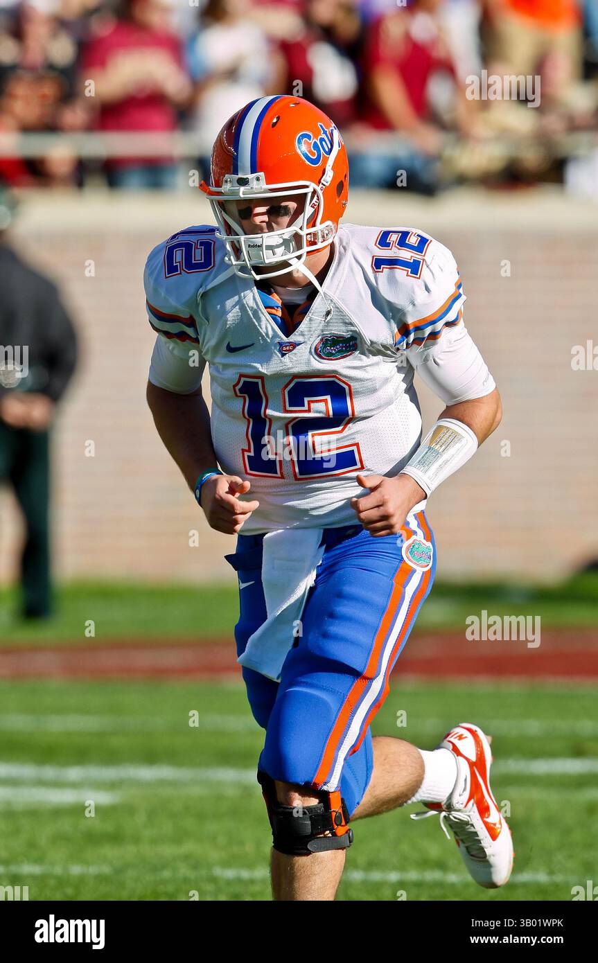 27 novembre 2010: Il quarterback dei Florida Gators John Brantley (12) si scalda prima dell'inizio dell'azione tra l'ACC Conference Florida State Seminoles e la SEC Conference University of Florida Gators al Doak Campbell Stadium di Tallahassee, Florida. (Immagine di credito: © Gray Quetti/Cal Sport Media/ZUMAPRESS.com) Foto Stock