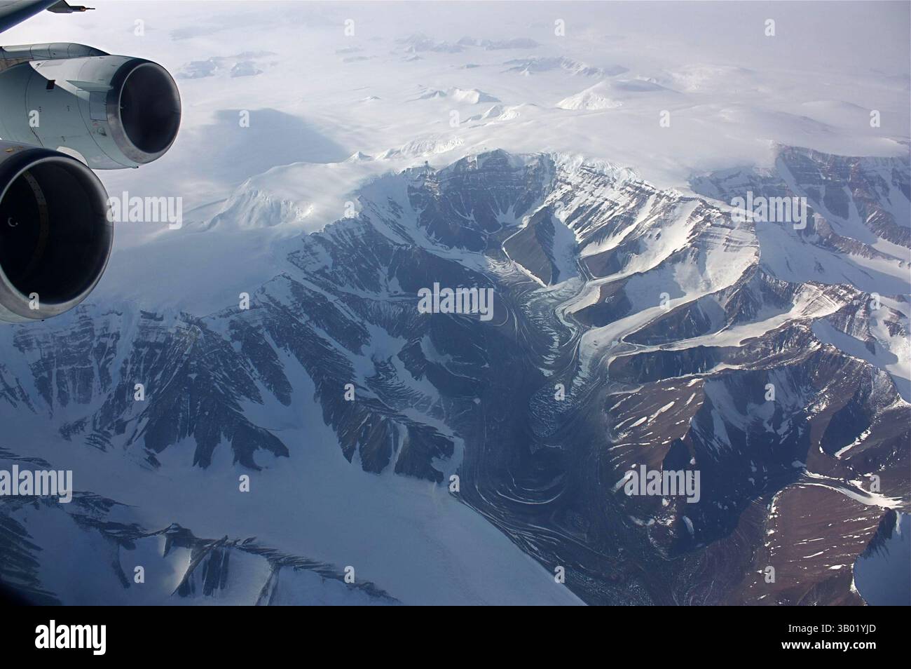 18 novembre 2010 - Polare Sud, Antartica - Un ghiacciaio transantartico di montagna a bordo dell'IceBridge DC-8 che mappa le regioni polari della Terra. La campagna IceBridge di quest'anno mira a mappare le regioni polari meridionali della Terra e fa parte di una missione della NASA di sei anni, la più grande indagine aerea sul ghiaccio polare della Terra mai volata. Esso è destinato a fornire una visione tridimensionale delle calotte di ghiaccio artico e antartico, delle piattaforme di ghiaccio e del ghiaccio marino e a fornire una visione annuale e multi-strumento del comportamento delle caratteristiche in rapido mutamento del ghiaccio della Groenlandia e dell'Antartico. (Immagine di credito: © Sarah DeWitt/NASA/ZUMAPRESS.com) Foto Stock