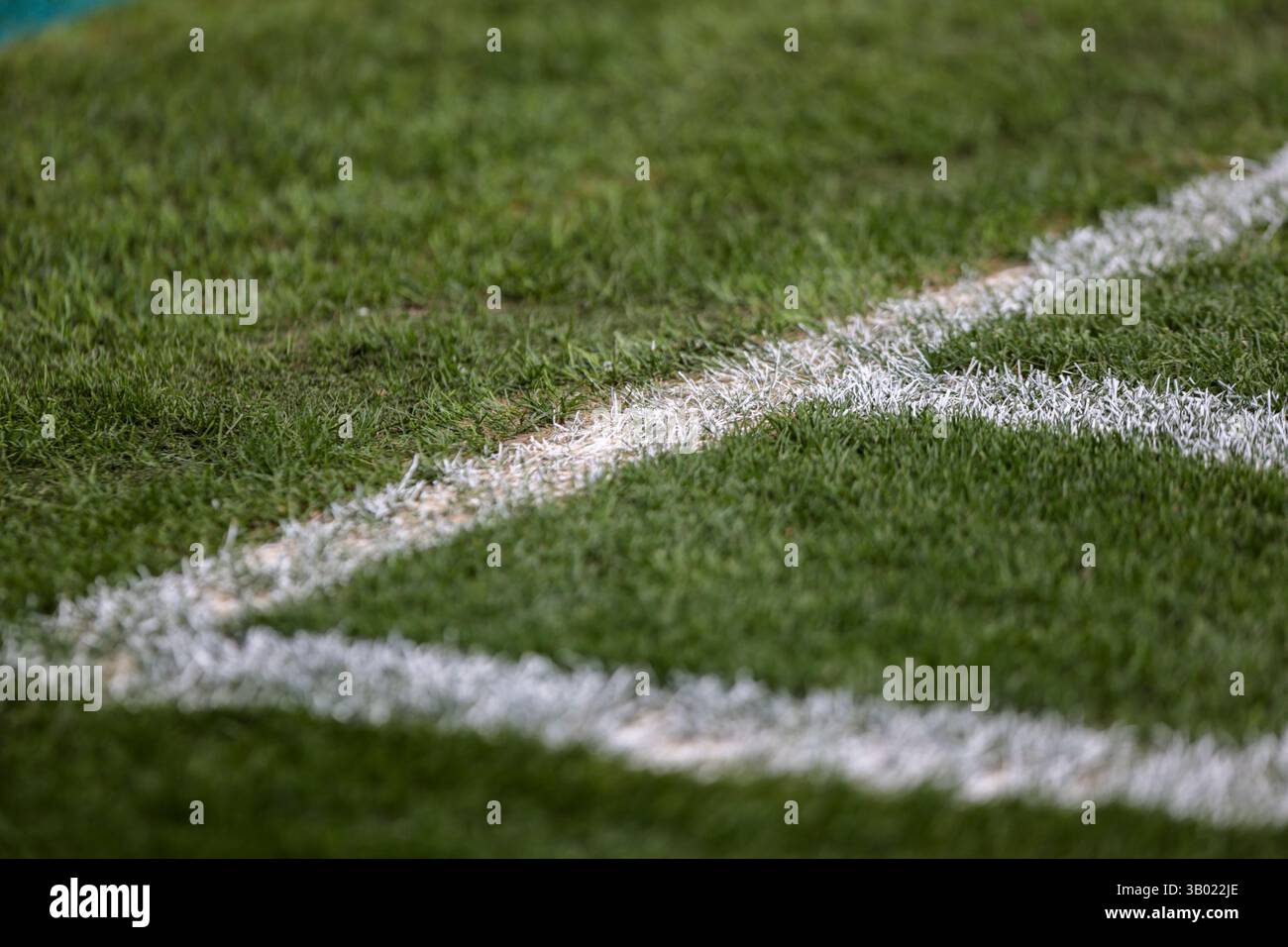 Linee d'angolo e linee di rigore su un campo da calcio. Foto Stock