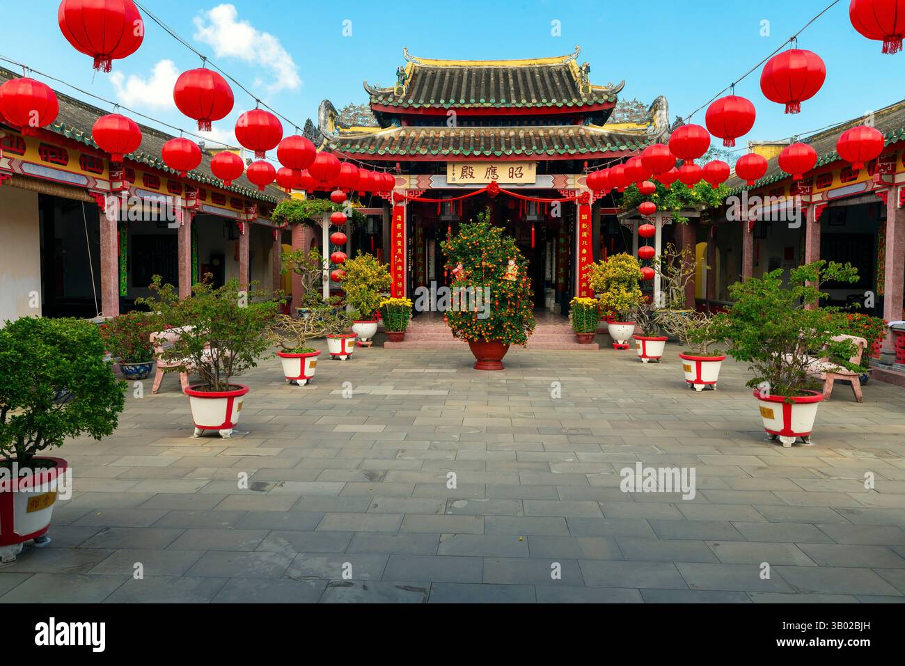 La storica Hainan Assembly Hall o anche chiamata Quynh Phu è una delle più belle e uniche architetture di Hoi An. Vietnam. È anche noto Foto Stock