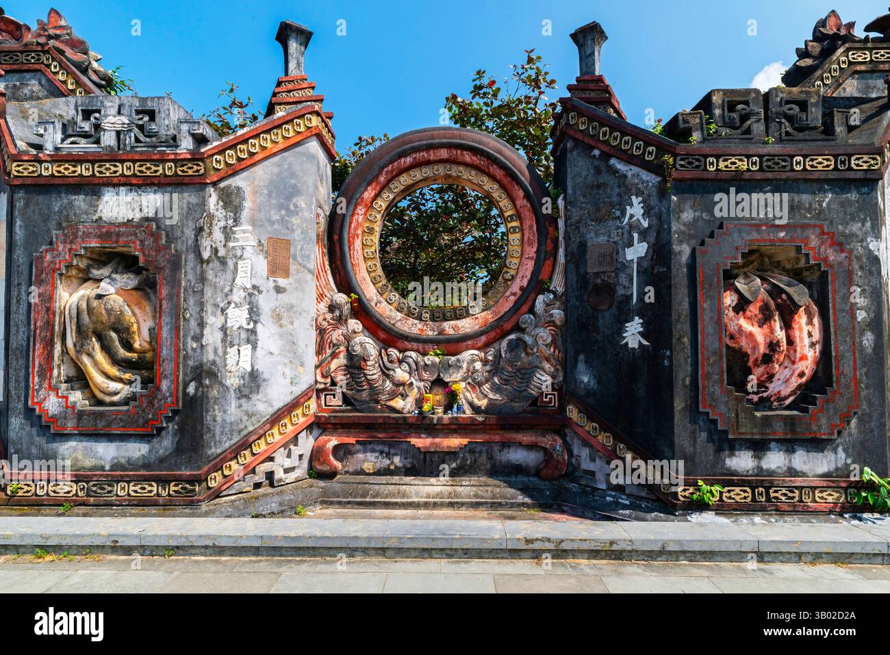 Porta della Pagoda del Tempio di TAM Quan Ba Mu a Hoi An, Vietnam. La Pagoda del Tempio di TAM Quan Ba Mu rappresenta lo stile architettonico classico delle antiche pagode in vi Foto Stock