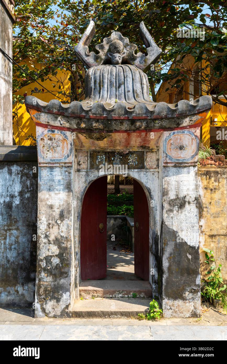 Porta della Pagoda del Tempio di TAM Quan Ba Mu a Hoi An, Vietnam. La Pagoda del Tempio di TAM Quan Ba Mu rappresenta lo stile architettonico classico delle antiche pagode in vi Foto Stock