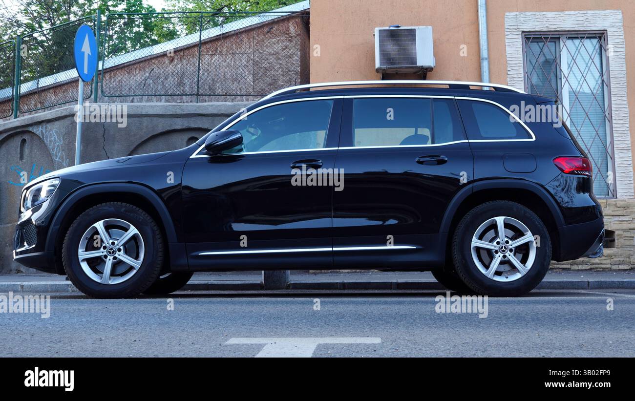 Bucarest, Romania – 16 aprile 2025: Vista laterale della Mercedes-Benz suv nero parcheggiata in strada Foto Stock