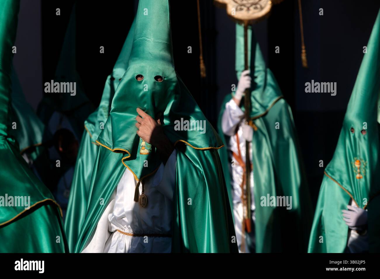 Penitenti nella processione della domenica di Pasqua a Torrent Foto Stock