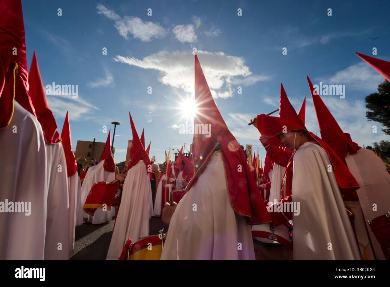 Penitenti nella processione della domenica di Pasqua a Torrent Foto Stock