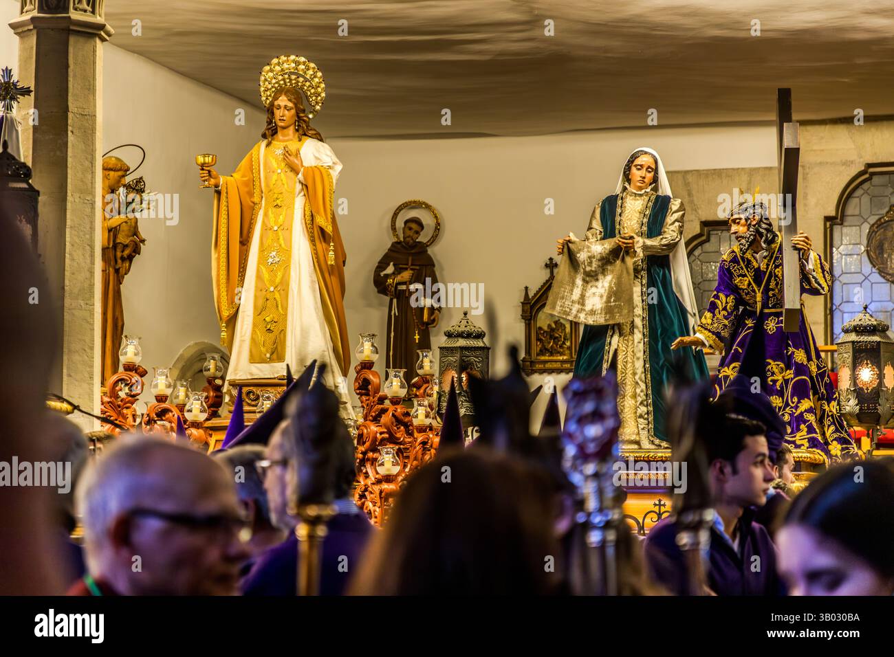 Preparazione per la processione del venerdì Santo Camino del Calvario nella Iglesia Parroquial de El Salvador. Plaza Salvador, Cuenca, Castilla-la Mancha, Spagna Foto Stock