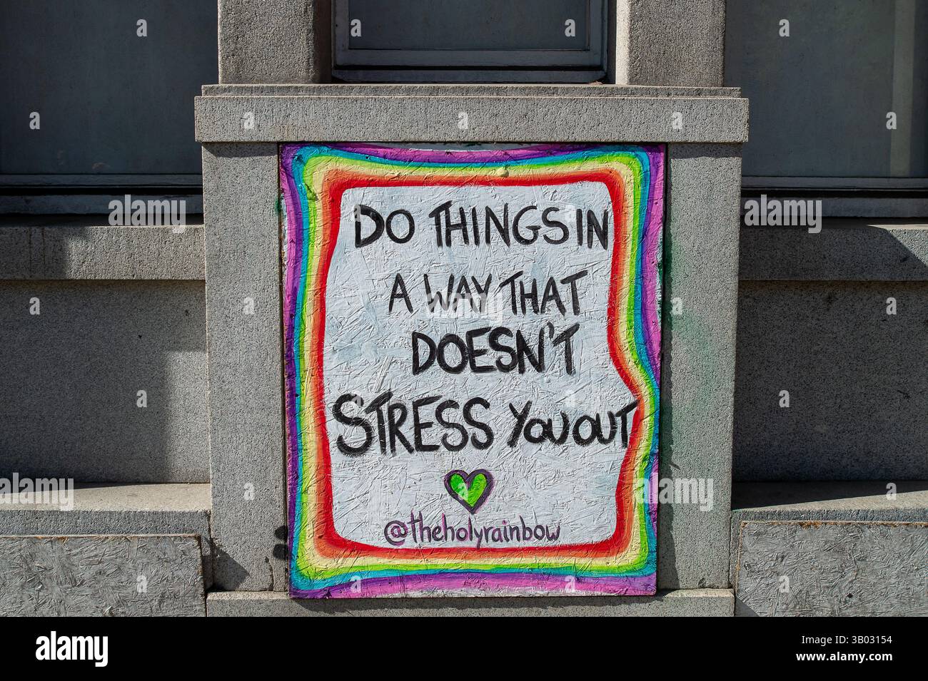 Londra, Regno Unito. 9 aprile 2025. Una tavola dipinta che dice "fate le cose in Un modo che non vi stressate" dal Sacro Arcobaleno in King's Road nel Royal Borough di Kensington & Chelsea a Londra. Crediti: Maureen McLean/Alamy Foto Stock