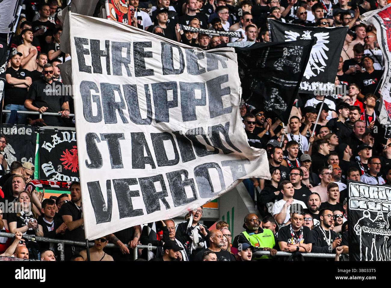 20.04.2025, WWK-Arena, Augusta, GER, 1. FBL, FC Augsburg vs Eintracht Frankfurt, im Bild Fanbanner der Frankfurter Ultras, 'Ehre der Gruppe Stadionverbot' foto ? Le normative nordphoto GmbH/Hafner DFL vietano qualsiasi utilizzo di fotografie come sequenze di immagini e/o quasi-video Foto Stock