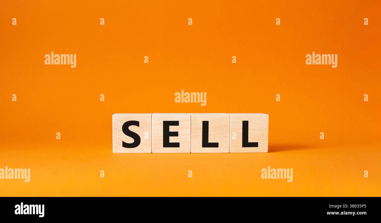 Simbolo di vendita. Concept Word sell su cubi di legno. Bellissimo sfondo arancione. Concetto di business e vendita. Copia spazio. Foto Stock