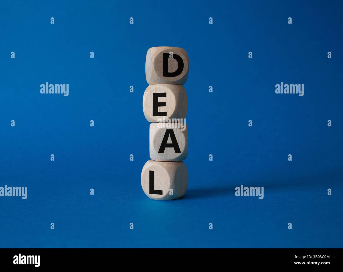 Simbolo dell'accordo. Concept Word deal su cubi di legno. Bellissimo sfondo blu. Concetto di affari e affari. Copia spazio. Foto Stock