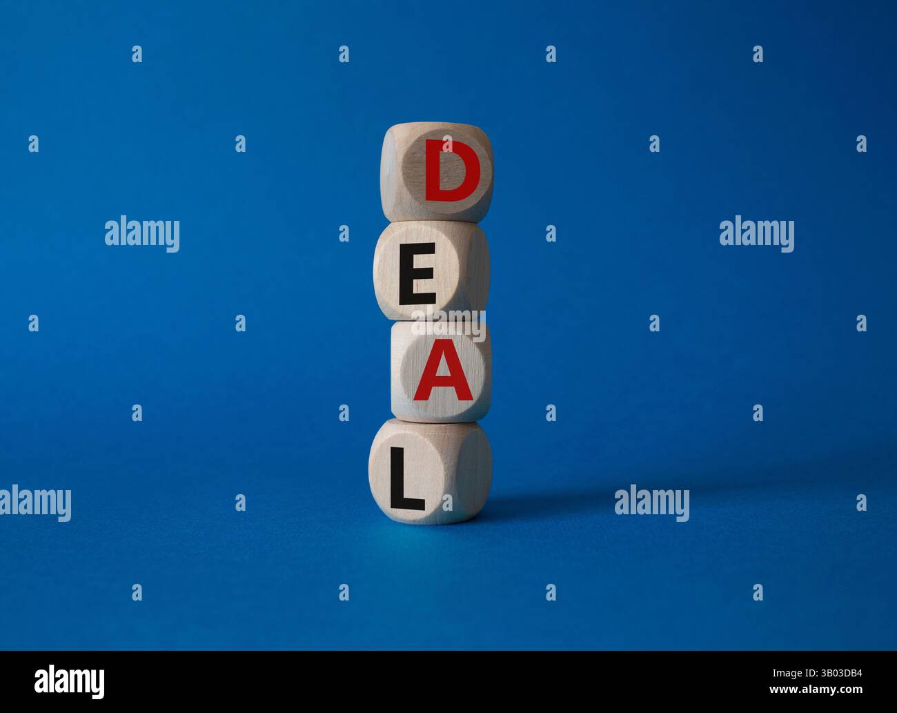 Simbolo dell'accordo. Concept Word deal su cubi di legno. Bellissimo sfondo blu. Concetto di affari e affari. Copia spazio. Foto Stock