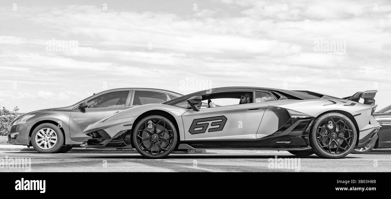 Palm Beach, Florida USA - 21 marzo 2021: Lamborghini Aventador sport auto su strada in spiaggia di palme Foto Stock