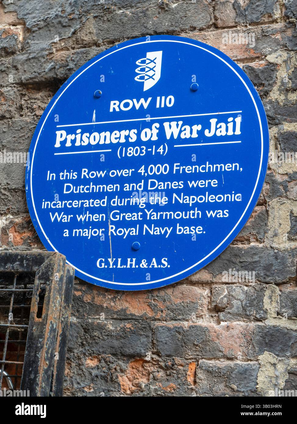 Targa blu al carcere Prisoners of War 1803-14, Row110, King Street, Great Yarmouth, Norfolk, Inghilterra, Regno Unito - targa blu G.Y.L.H.&A.S Heritage Foto Stock