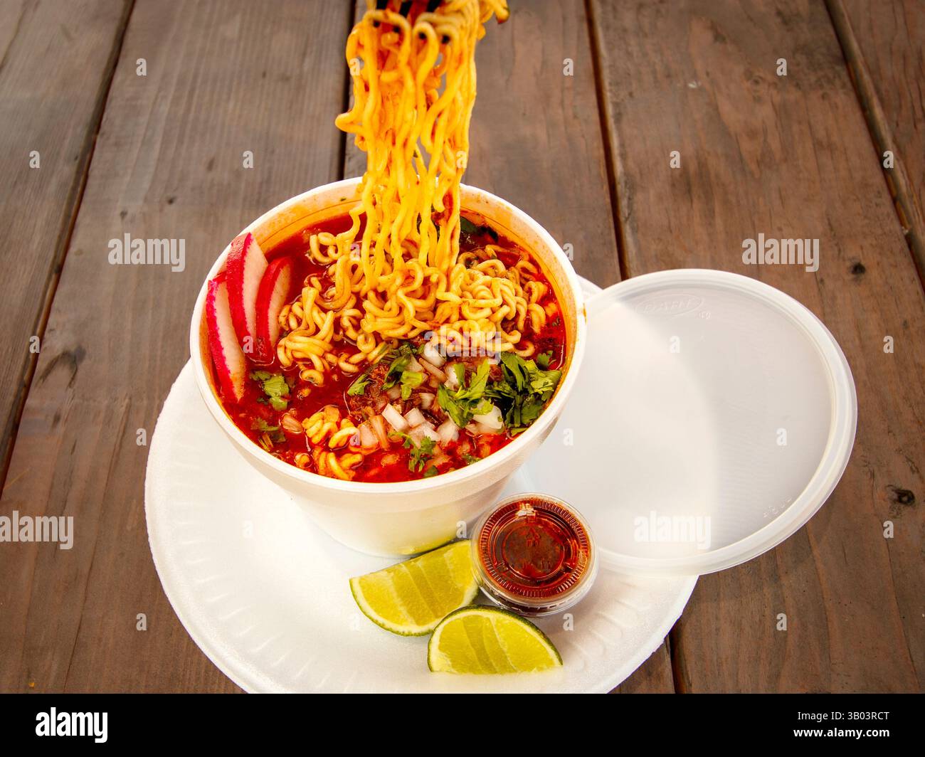 Il Birria Ramen è un piatto fusion che combina un tradizionale ramen giapponese con i ricchi sapori dello stufato messicano di birria. Foto Stock