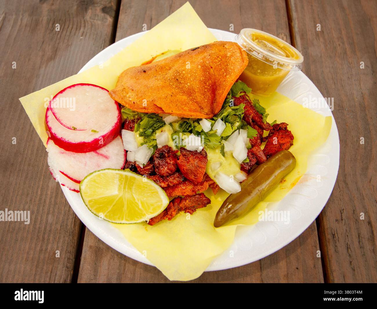 I tacos al pastor sono caratterizzati da maiale arrostito a spiedo e sottilizzato marinato in una miscela di pasta di achiote, peperoncini di guajillo e ananas, Foto Stock I tacos al pastor sono caratterizzati da maiale arrostito a spiedo e sottilizzato marinato in una miscela di pasta di achiote, peperoncini di guajillo e ananas, Foto Stock