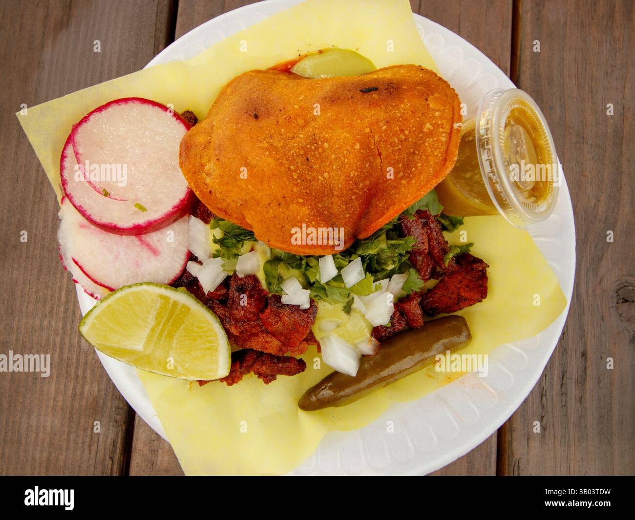 I tacos al pastor sono caratterizzati da maiale arrostito a spiedo e sottilizzato marinato in una miscela di pasta di achiote, peperoncini di guajillo e ananas, Foto Stock I tacos al pastor sono caratterizzati da maiale arrostito a spiedo e sottilizzato marinato in una miscela di pasta di achiote, peperoncini di guajillo e ananas, Foto Stock