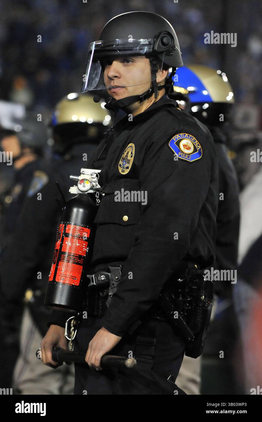 4 dicembre 2010 Pasadena, CA..il Dipartimento di polizia di Pasadena ha avuto una stretta sicurezza durante la partita di football tra USC Trojans e UCLA Bruins al Rose Bowl il 4 dicembre 2010 a Pasadena, California..USC sconfigge UCLA 28-14..Louis Lopez/CSM(Credit Image: © Louis Lopez/Cal Sport Media/ZUMAPRESS.com) Foto Stock