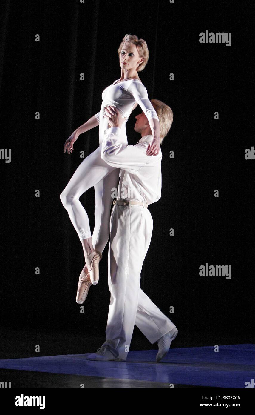 Zara Deakin (Diana, Principessa del Galles), Josef Vesely (l'uomo in bianco) in DIANA LA PRINCIPESSA al Palace Theatre, Manchester, Inghilterra 08/03/2005 concepita, coreografata e diretta da Peter Schaufuss Foto Stock