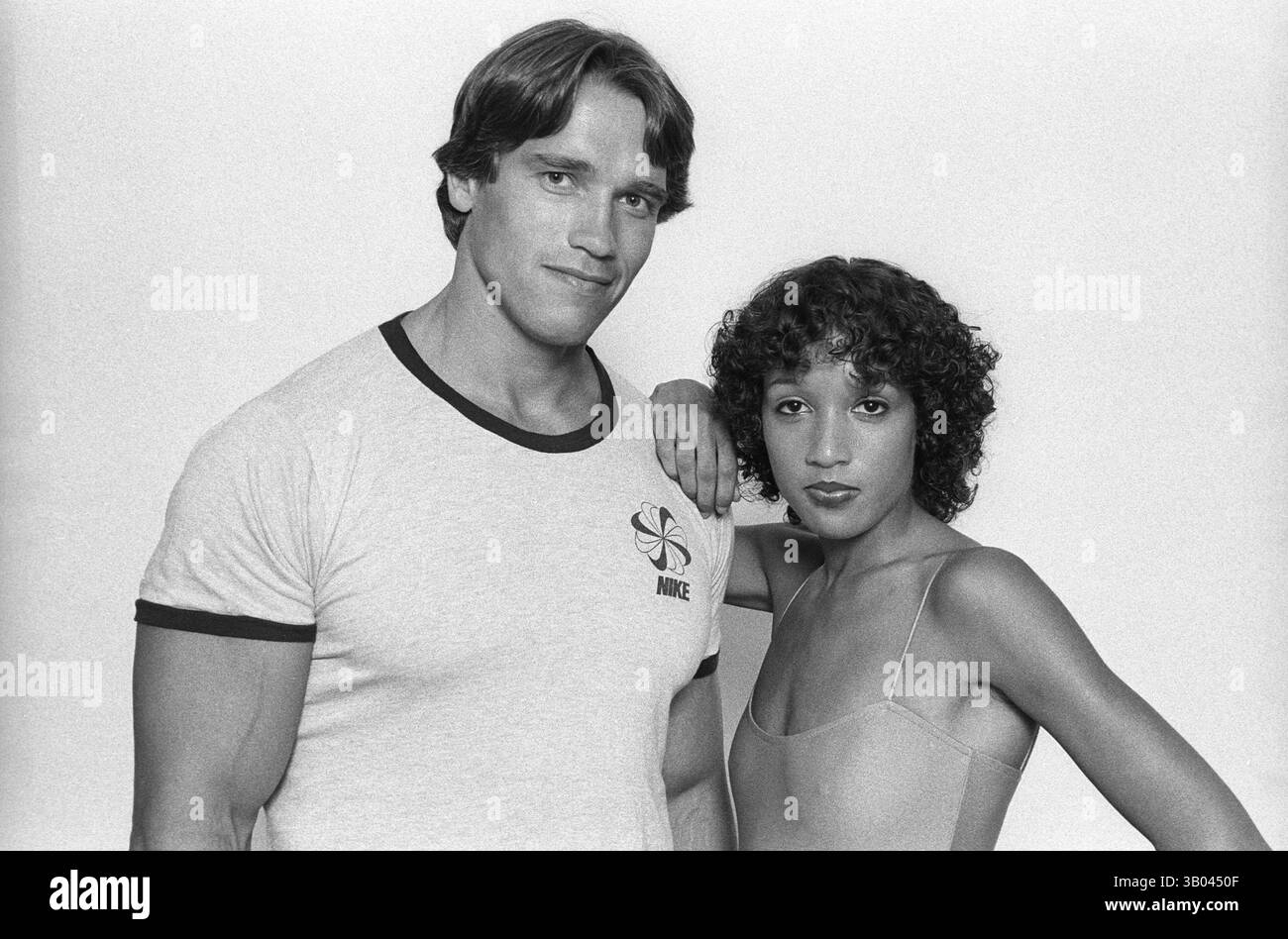 24 marzo 1979; Los Angeles, CA, USA - il bodybuilder professionista ARNOLD SCHWARZENEGGER posa con la modella di fitness, Yvette, durante un servizio fotografico di un libro. Nato in un piccolo villaggio in Austria, Arnold iniziò ad allenarsi con i pesi in giovane età e presto raggiunse la vetta come campione di bodybuilding. La sua pausa nella recitazione è arrivata nel film di successo del 1982 "Conan the Barbarian". Da Conan, Arnold ha mantenuto una lunga carriera come attore. Arnold divenne anche attivo nella politica degli Stati Uniti all'inizio degli anni '80 e da allora è stato votato come governatore della California attraverso un controverso richiamo dell'ex governatore G. Foto Stock