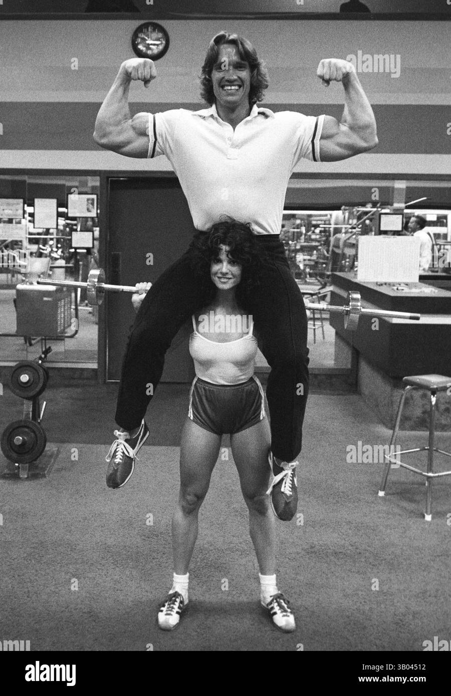 24 marzo 1979; Los Angeles, CA, USA - il bodybuilder professionista ARNOLD SCHWARZENEGGER posa con la modella di fitness, Yvette, durante un servizio fotografico di un libro. Nato in un piccolo villaggio in Austria, Arnold iniziò ad allenarsi con i pesi in giovane età e presto raggiunse la vetta come campione di bodybuilding. La sua pausa nella recitazione è arrivata nel film di successo del 1982 "Conan the Barbarian". Da Conan, Arnold ha mantenuto una lunga carriera come attore. Arnold divenne anche attivo nella politica degli Stati Uniti all'inizio degli anni '80 e da allora è stato votato come governatore della California attraverso un controverso richiamo dell'ex governatore G. Foto Stock