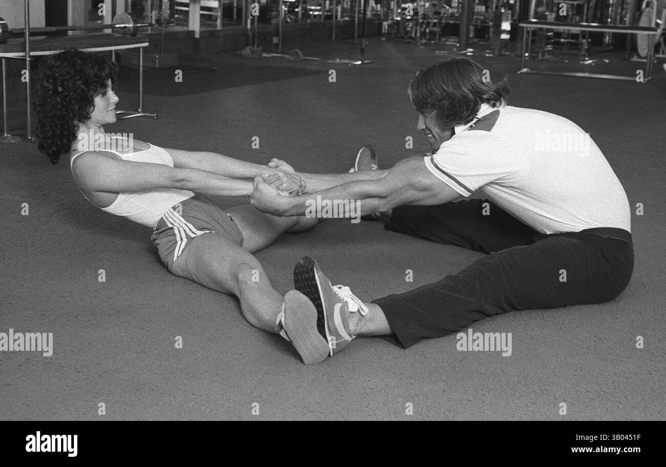 25 marzo 1979; Los Angeles, CA, Stati Uniti; il bodybuilder professionista ARNOLD SCHWARZENEGGER dimostra un esercizio di stretching con la campionessa del mondo di bodybuilding femminile, LISA LYON, durante un servizio fotografico. Nato in un piccolo villaggio in Austria, Arnold iniziò ad allenarsi con i pesi in giovane età e presto raggiunse la vetta come campione di bodybuilding. La sua pausa nella recitazione è arrivata nel film di successo del 1982 "Conan the Barbarian". Da Conan, Arnold ha mantenuto una lunga carriera come attore. Arnold divenne anche attivo nella politica degli Stati Uniti all'inizio degli anni '80 e da allora è stato eletto governatore della California Foto Stock