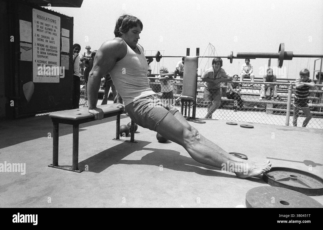 06 lug 1979; Venice Beach, CA, USA; il bodybuilder professionista ARNOLD SCHWARZENEGGER lavora alla famosa Muscle Beach. Nato in un piccolo villaggio in Austria, Arnold iniziò ad allenarsi con i pesi in giovane età e presto raggiunse la vetta come campione di bodybuilding. La sua pausa nella recitazione è arrivata nel film di successo del 1982 "Conan the Barbarian". Da Conan, Arnold ha mantenuto una lunga carriera come attore. Arnold è stato attivo nella politica degli Stati Uniti a partire dai primi anni '80 e da allora è stato votato come governatore della California a causa di un controverso richiamo dell'ex governatore Gray Davis. (Crediti Foto Stock