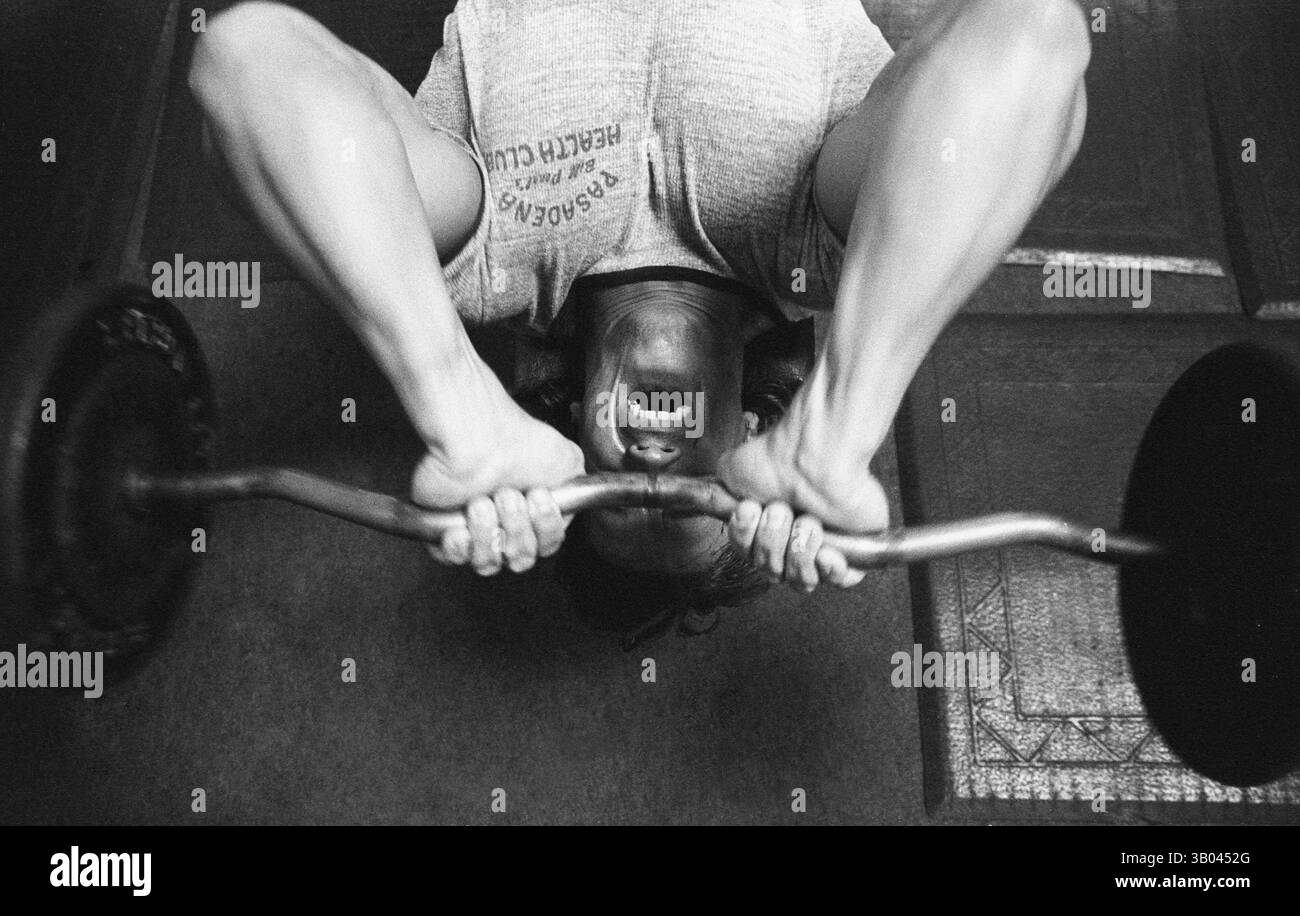 9 luglio 1979; Santa Monica, CA, Stati Uniti; il bodybuilder professionista ARNOLD SCHWARZENEGGER dimostra un esercizio di peso libero. Nato in un piccolo villaggio in Austria, Arnold iniziò ad allenarsi con i pesi in giovane età e presto raggiunse la vetta come campione di bodybuilding. La sua pausa nella recitazione è arrivata nel film di successo del 1982 "Conan the Barbarian". Da Conan, Arnold ha mantenuto una lunga carriera come attore. Arnold è stato attivo nella politica degli Stati Uniti a partire dai primi anni '80 e da allora è stato votato come governatore della California a causa di un controverso richiamo dell'ex governatore Gray Davis. (Credito Foto Stock