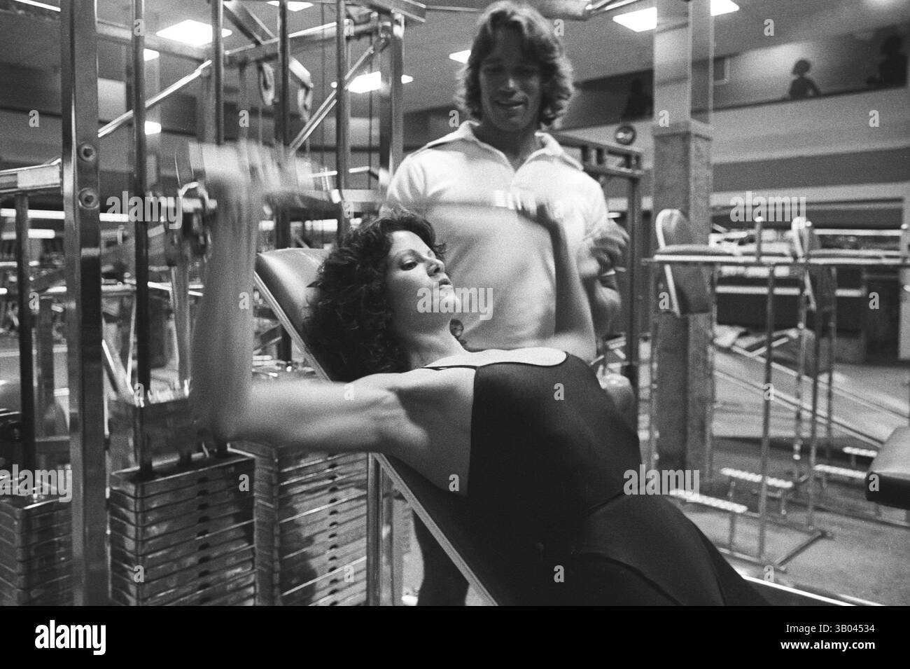24 marzo 1979; Los Angeles, CA, Stati Uniti; il bodybuilder professionista ARNOLD SCHWARZENEGGER posa con la modella di fitness, Yvette, durante un servizio fotografico. Nato in un piccolo villaggio in Austria, Arnold iniziò ad allenarsi con i pesi in giovane età e presto raggiunse la vetta come campione di bodybuilding. La sua pausa nella recitazione è arrivata nel film di successo del 1982 "Conan the Barbarian". Da Conan, Arnold ha mantenuto una lunga carriera come attore. Arnold divenne anche attivo nella politica degli Stati Uniti nei primi anni '80 e da allora è stato votato come governatore della California attraverso un controverso richiamo dell'ex governatore GR Foto Stock
