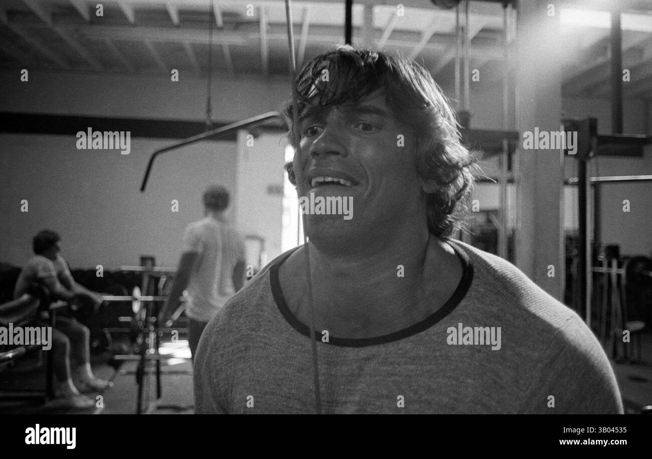 9 luglio 1979; Santa Monica, CA, Stati Uniti; il bodybuilder professionista ARNOLD SCHWARZENEGGER lavora su una macchina per pesi. Nato in un piccolo villaggio in Austria, Arnold iniziò ad allenarsi con i pesi in giovane età e presto raggiunse la vetta come campione di bodybuilding. La sua pausa nella recitazione è arrivata nel film di successo del 1982 "Conan the Barbarian". Da Conan, Arnold ha mantenuto una lunga carriera come attore. Arnold è stato attivo nella politica degli Stati Uniti a partire dai primi anni '80 e da allora è stato votato come governatore della California a causa di un controverso richiamo dell'ex governatore Gray Davis. (Immagine credito Foto Stock