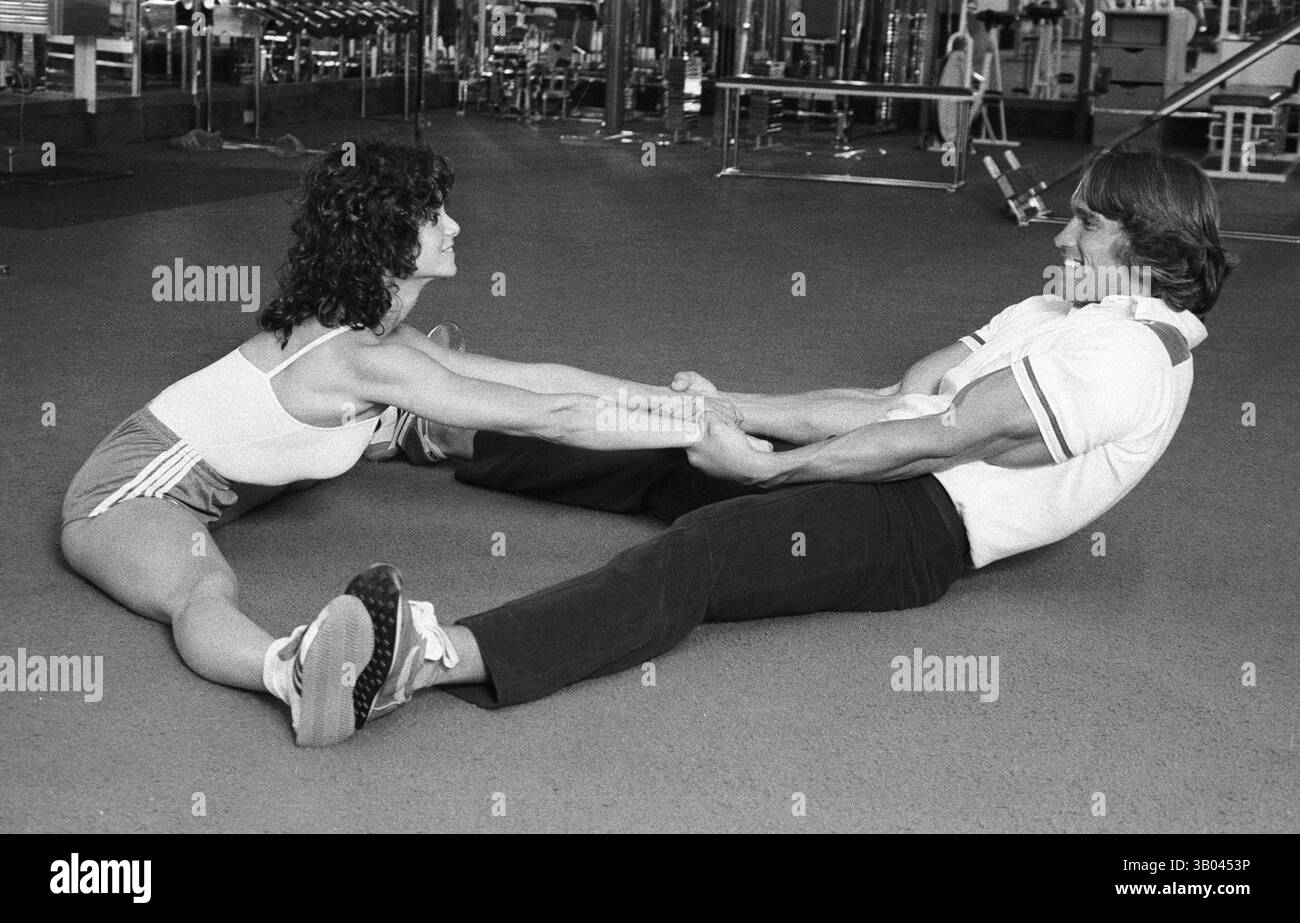 25 marzo 1979; Los Angeles, CA, Stati Uniti; il bodybuilder professionista ARNOLD SCHWARZENEGGER dimostra un esercizio di stretching con la campionessa del mondo di bodybuilding femminile, LISA LYON, durante un servizio fotografico. Nato in un piccolo villaggio in Austria, Arnold iniziò ad allenarsi con i pesi in giovane età e presto raggiunse la vetta come campione di bodybuilding. La sua pausa nella recitazione è arrivata nel film di successo del 1982 "Conan the Barbarian". Da Conan, Arnold ha mantenuto una lunga carriera come attore. Arnold divenne anche attivo nella politica degli Stati Uniti all'inizio degli anni '80 e da allora è stato eletto governatore della California Foto Stock