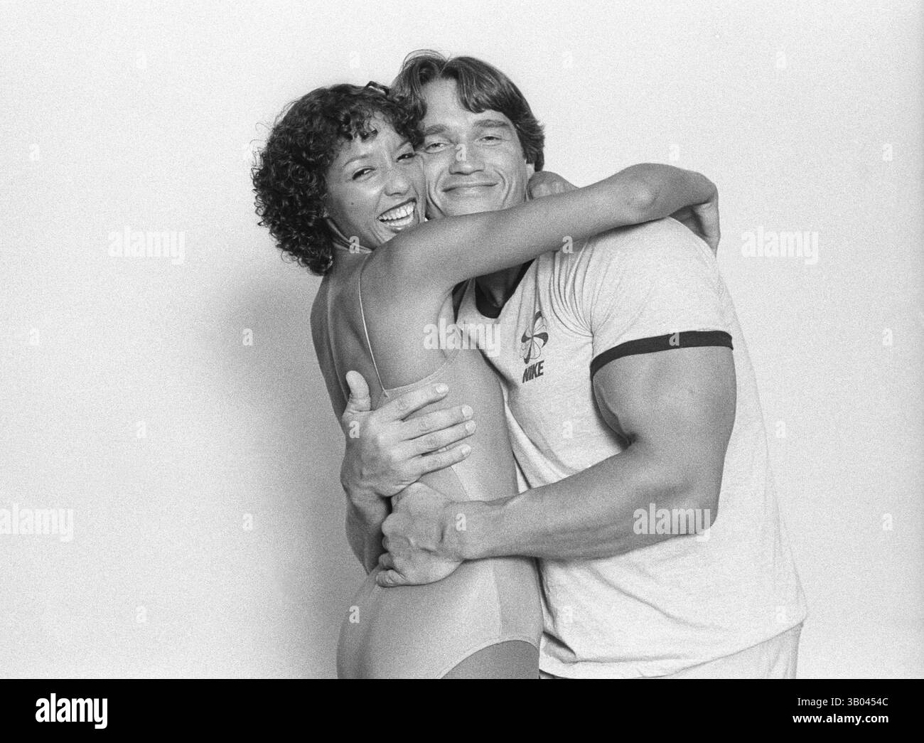 24 marzo 1979; Los Angeles, CA, USA - il bodybuilder professionista ARNOLD SCHWARZENEGGER posa con la modella di fitness, Yvette, mentre si abbracciano durante un servizio fotografico. Nato in un piccolo villaggio in Austria, Arnold iniziò ad allenarsi con i pesi in giovane età e presto raggiunse la vetta come campione di bodybuilding. La sua pausa nella recitazione è arrivata nel film di successo del 1982 "Conan the Barbarian". Da Conan, Arnold ha mantenuto una lunga carriera come attore. Arnold divenne anche attivo nella politica degli Stati Uniti all'inizio degli anni '80 e da allora è stato eletto governatore della California per mezzo di un controverso richiamo Foto Stock