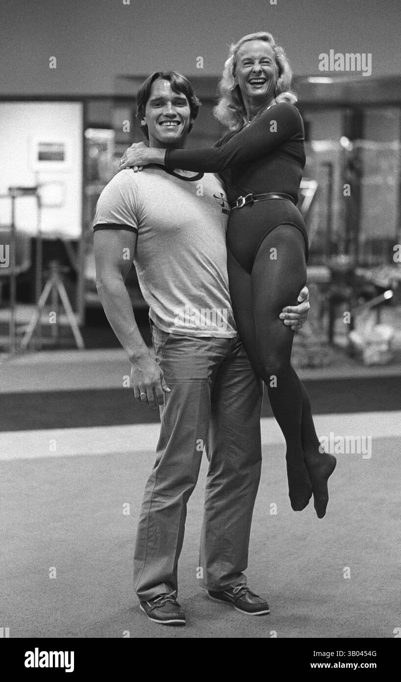25 marzo 1979; Los Angeles, CA, Stati Uniti; il bodybuilder professionista ARNOLD SCHWARZENEGGER tiene la nonna e la culturista VIRGINIA SMITH in aria con un braccio durante un servizio fotografico. Nato in un piccolo villaggio in Austria, Arnold iniziò ad allenarsi con i pesi in giovane età e presto raggiunse la vetta come campione di bodybuilding. La sua pausa nella recitazione è arrivata nel film di successo del 1982 "Conan the Barbarian". Da Conan, Arnold ha mantenuto una lunga carriera come attore. Arnold divenne anche attivo nella politica degli Stati Uniti all'inizio degli anni '80 e da allora è stato votato come governatore della California per mezzo di un c Foto Stock