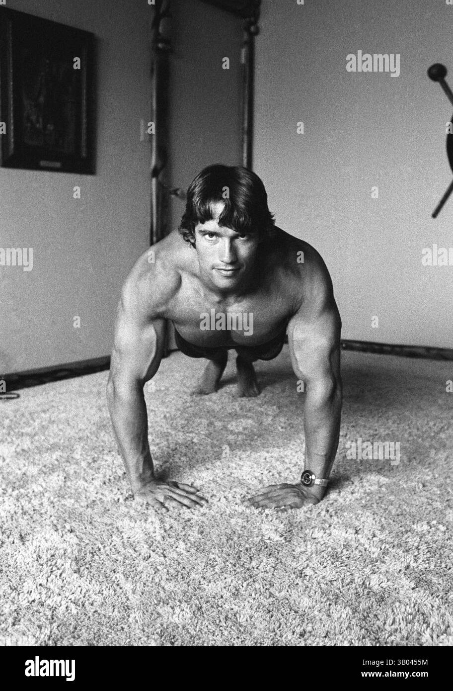 08 luglio 1979; Los Angeles, CA, Stati Uniti; l'allestitore professionale ARNOLD SCHWARZENEGGER dimostra un "push-up". Nato in un piccolo villaggio in Austria, Arnold iniziò ad allenarsi con i pesi in giovane età e presto raggiunse la vetta come campione di bodybuilding. La sua pausa nella recitazione è arrivata nel film di successo del 1982 "Conan the Barbarian". Da Conan, Arnold ha mantenuto una lunga carriera come attore. Arnold è stato attivo nella politica degli Stati Uniti a partire dai primi anni '80 e da allora è stato votato come governatore della California a causa di un controverso richiamo dell'ex governatore Gray Davis. (Immagine di credito: © do Foto Stock