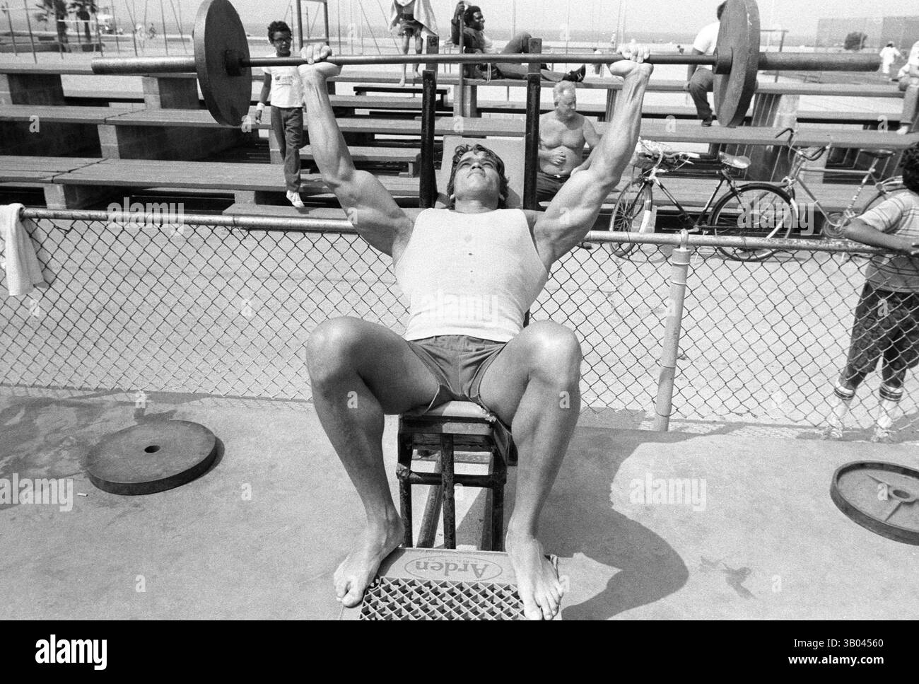 06 lug 1979; Venice Beach, CA, USA; il bodybuilder professionista ARNOLD SCHWARZENEGGER lavora alla famosa Muscle Beach. Nato in un piccolo villaggio in Austria, Arnold iniziò ad allenarsi con i pesi in giovane età e presto raggiunse la vetta come campione di bodybuilding. La sua pausa nella recitazione è arrivata nel film di successo del 1982 "Conan the Barbarian". Da Conan, Arnold ha mantenuto una lunga carriera come attore. Arnold è stato attivo nella politica degli Stati Uniti a partire dai primi anni '80 e da allora è stato votato come governatore della California a causa di un controverso richiamo dell'ex governatore Gray Davis. (Crediti Foto Stock