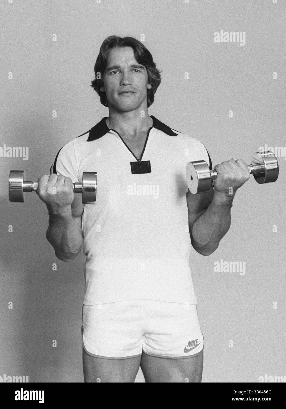 24 marzo 1979; Los Angeles, CA, USA - il bodybuilder professionista ARNOLD SCHWARZENEGGER dimostra un esercizio di peso per un servizio fotografico di libri. Nato in un piccolo villaggio in Austria, Arnold iniziò ad allenarsi con i pesi in giovane età e presto raggiunse la vetta come campione di bodybuilding. La sua pausa nella recitazione è arrivata nel film di successo del 1982 "Conan the Barbarian". Da Conan, Arnold ha mantenuto una lunga carriera come attore. Arnold divenne anche attivo nella politica degli Stati Uniti all'inizio degli anni '80 e da allora è stato votato come governatore della California attraverso un controverso richiamo dell'ex governatore Gray da Foto Stock