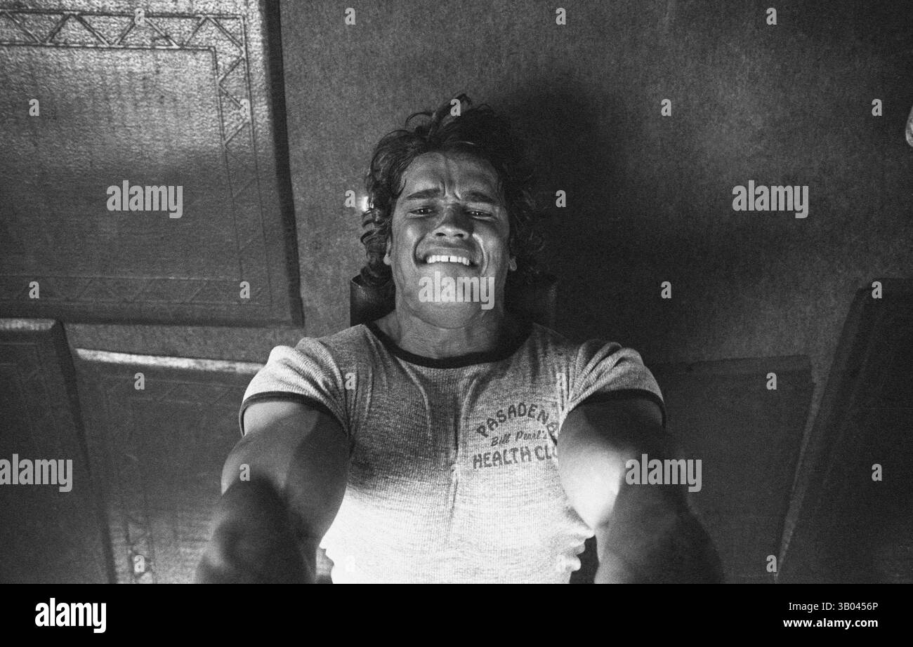 9 luglio 1979; Santa Monica, CA, Stati Uniti; il bodybuilder professionista ARNOLD SCHWARZENEGGER lavora su una pressa da banco. Nato in un piccolo villaggio in Austria, Arnold iniziò ad allenarsi con i pesi in giovane età e presto raggiunse la vetta come campione di bodybuilding. La sua pausa nella recitazione è arrivata nel film di successo del 1982 "Conan the Barbarian". Da Conan, Arnold ha mantenuto una lunga carriera come attore. Arnold è stato attivo nella politica degli Stati Uniti a partire dai primi anni '80 e da allora è stato votato come governatore della California a causa di un controverso richiamo dell'ex governatore Gray Davis. (Immagine di credito: © D Foto Stock