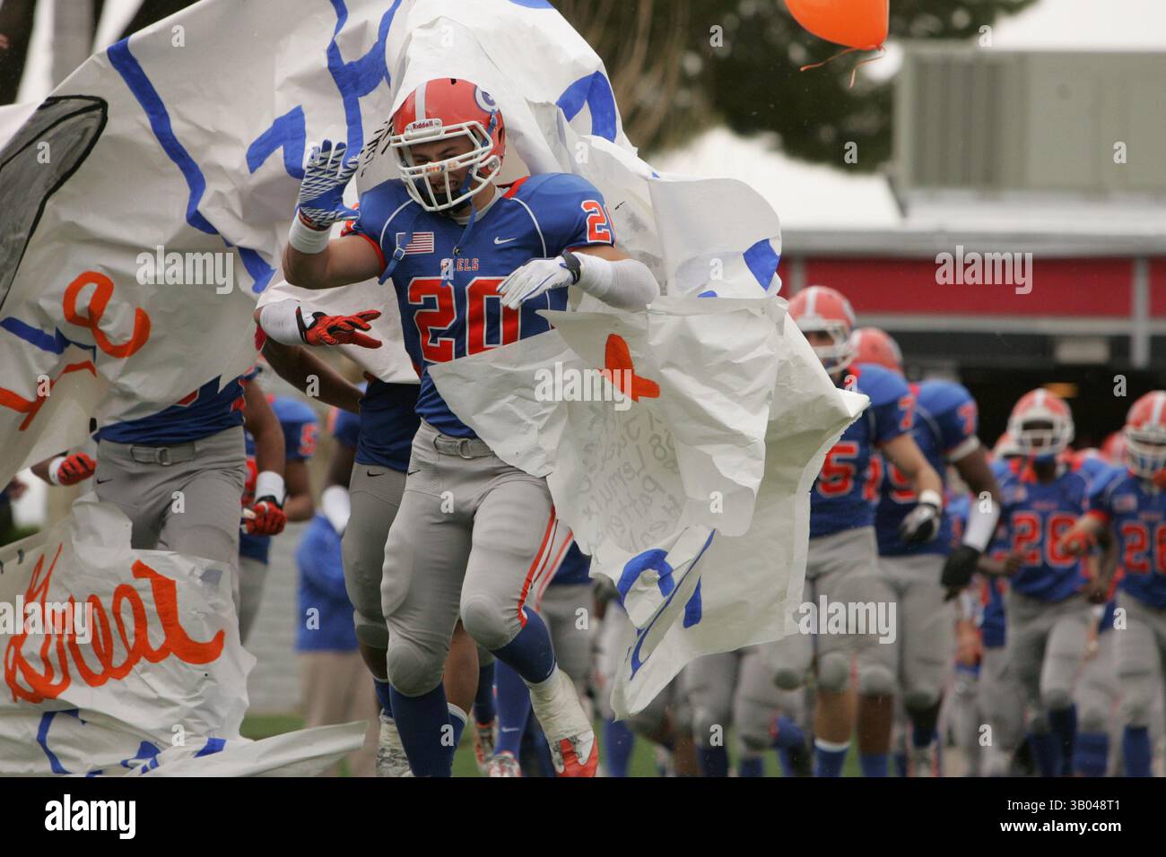 2010 DEC 04: Evan Zeger di Bishop Gorman (20) corre attraverso uno striscione di cheerleader all'inizio del secondo tempo durante la partita del campionato di stato di classe 4A NIAA tra la Bishop Gorman High School e la McQueen High School al Sam Boyd Stadium di Las Vegas, Nevada. Bishop ha vinto 40-0 vincendo il suo secondo campionato di calcio consecutivo. (Immagine di credito: © Josh Holmberg/Cal Sport Media/ZUMAPRESS.com) Foto Stock
