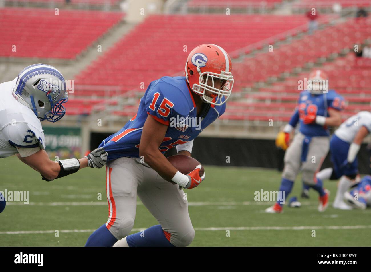 2010 DEC 04: Archie ''Trey'' Perry III (15) del vescovo Gorman esce corre McQueens Logan Itzaina (29) durante la partita del campionato statale NIAA classe 4A tra la Bishop Gorman High School e la McQueen High School al Sam Boyd Stadium di Las Vegas, Nevada. Bishop ha vinto 40-0 vincendo il suo secondo campionato di calcio consecutivo. (Immagine di credito: © Josh Holmberg/Cal Sport Media/ZUMAPRESS.com) Foto Stock