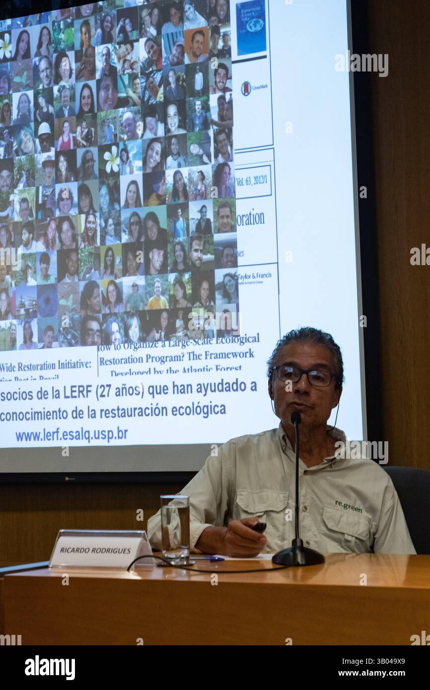 São PAULO, SP - 23.04.2025: DIBATTITO SUSTENTABILIDADE Fundação FHC - Ricardo Ribeiro Rodrigues, professore ordinario presso Esalq/USP e co-fondatore di Re. Green, una società privata attiva nel settore del riforestazione e dei crediti di carbonio, durante un dibattito sulle sfide brasiliane nel ripristino ecologico e nella riduzione dei cambiamenti climatici tenutosi presso la Fernando Henrique Cardoso Foundation la mattina di mercoledì (23). Il seminario fa parte di una serie di dibattiti sull'ambiente e lo sviluppo in Brasile. (Foto: Walmor Carvalho/Fotoarena) Foto Stock